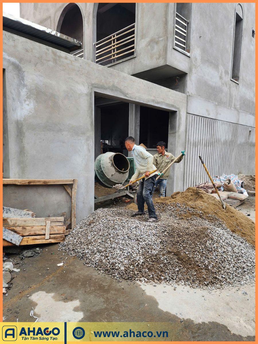 Thợ AHACO đang trộn bê tông tay